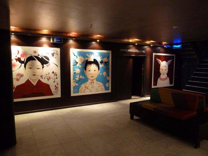 Lobby met geschilderde kinderportretten — Sugar Factory, wieisstella.nl
